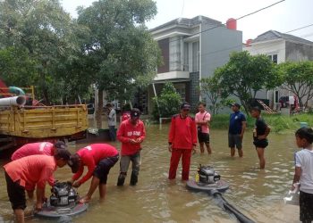 Tangani Banjir, DSDABMBK Tangsel Terjunkan Pompa Penyedot Air