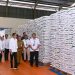 Kunjungi Gudang Bulog Bengkal Lor, Presiden Cek Stok Beras dan Salurkan Bantuan Pangan