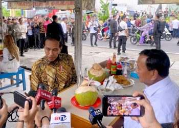 Momen Presiden Jokowi dan Menhan Makan Bakso di Warung Pinggir Jalan
