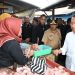 Presiden Jokowi Cek Harga Bahan Pokok dan Bagikan Bansos di Pasar Mungkid Magelang
