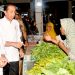 Saat Presiden dan Ibu Iriana Cek Harga sambil Belanja di Pasar Tradisional Purworejo