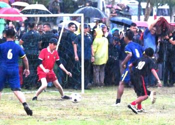 Sambut Lolosnya Timnas di Piala Asia, Presiden Jokowi Main Bola Bareng Warga Sleman