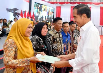 Serahkan 2.000 Sertifikat Tanah, Presiden Jokowi: Bukti Hak Hukum atas Tanah