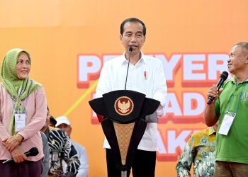 Serahkan Bantuan Gagal Panen di Grobogan, Presiden Jokowi Harap Petani Segera Tanam Padi