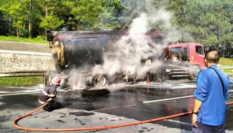 Truk tangki muatan methanol terbakar di jalan tol Jakarta-Merak. (IST)