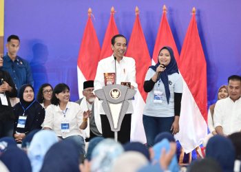 Silaturahmi dengan Nasabah Mekaar, Presiden Dorong Keuntungan Usaha untuk Investasi Kembali