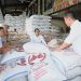 Tinjau Pasar Induk Cipinang, Presiden Jokowi Pastikan Stok Beras Tersedia