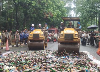 Ribuan Botol Miras Hasil Razia Dimusnahkan di Halaman Puspemkot Tangerang