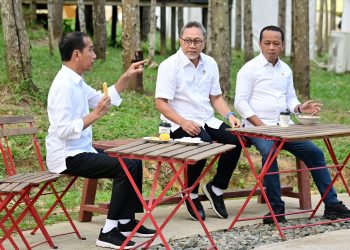 Momen Presiden Jokowi Nikmati Udara Pagi dan Sarapan Rebusan di IKN