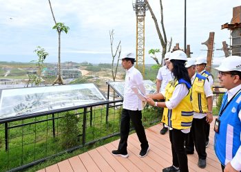Presiden Jokowi Tinjau Kantor Presiden di IKN, Progres Pembangunan Capai 74 Persen