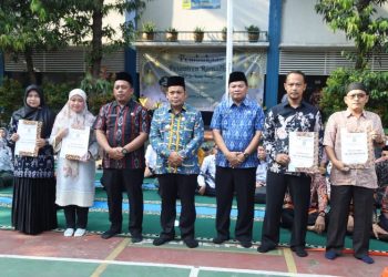 Pj Walikota Tangerang Serahkan Beasiswa Nonpersonal Peserta Didik