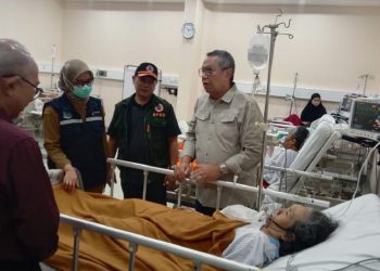 Bus Peziarah Tangsel Terguling di Tol Cipali, Walikota Jenguk Korban