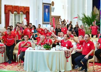 Garuda Muda di Bawah Lampu Sorot Istana