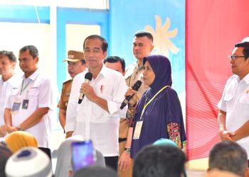 Kunjungi Gudang Bulog Pematang Kandis, Presiden Tinjau Stok Beras dan Serahkan Bantuan Pangan