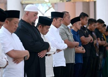 Presiden Jokowi Salat Jumat di Masjid Agung Kota Medan