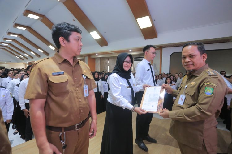 Pj Walikota Tangerang, Nurdin menyerahkan SK PPPK. (KEY)