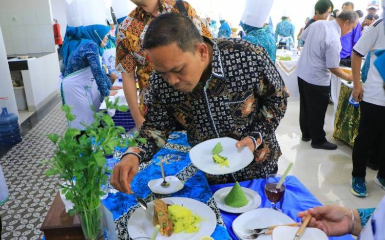 Pj Walikota Tangerang, Dr. Nurdin mencicipi olahan pangan PKK Kota Tangerang.