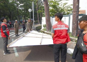 Rusak Pemandangan dan Tak Berizin, Satpol PP Kota Tangerang Tertibkan Reklame Liar