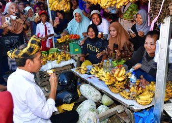 Kunjungi Pasar Laino Raha, Presiden Jokowi Disambut Lautan Masyarakat Muna