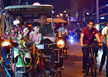 Momen Presiden Jokowi Ajak Cucunya Berkeliling Malioboro Naik Andong
