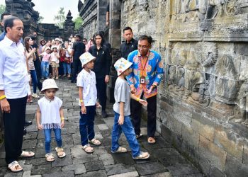 Presiden Jokowi Ajak Keluarga Berakhir Pekan di Candi Borobudur