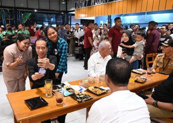Presiden Jokowi Santap Mi dan Sapa Warga Mataram