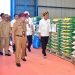 Presiden Jokowi Tinjau Stok Beras dan Bagikan Bantuan Pangan di Muna