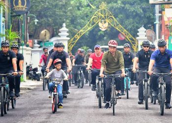 Sabtu Pagi di Yogyakarta, Presiden Jokowi Gowes “Dikawal” Jan Ethes