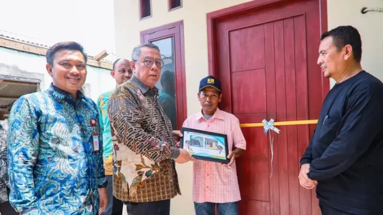 Serah kunci Program Rumah Umum Tak Layak Huni di Kota Tangsel. (RAY)