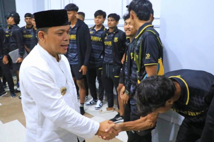 Pj Walikota Tangerang, Dr. Nurdin menyalami pemain Persikota