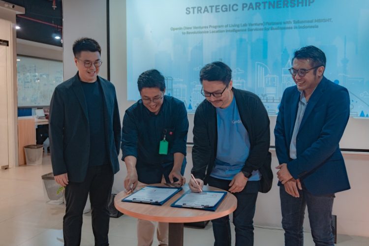 Penandatangan kerjasama OpenIn dengan Telkomsel.