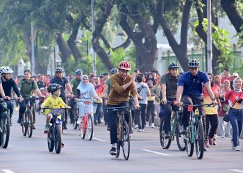 Olahraga Minggu Pagi, Presiden dan Ibu Iriana Ajak Jan Ethes Bersepeda di Kawasan Sudirman-Thamrin