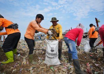 Hari Lingkungan Hidup Sedunia, PT PGN Tbk Bebersih di Pantai Teluk Labuan