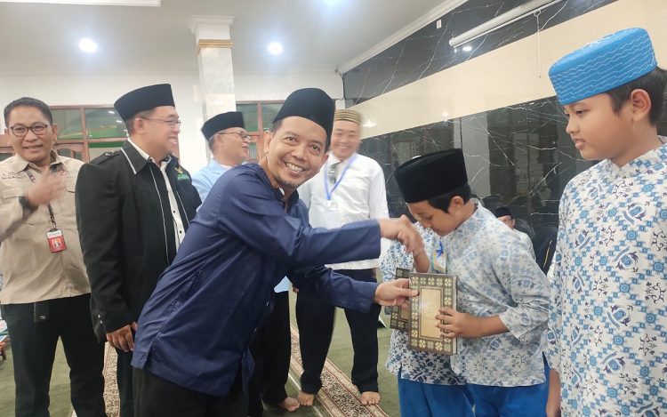 Head of Sustainability PT IKPP Tangerang, Kholisul Fatikhin memberikan wakaf Al Quran.
