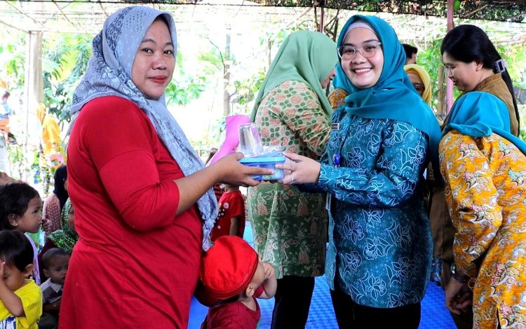 Camat Neglasari Kota Tangerang, Andhika Nugraha Krisyna Murtipada (kanan).