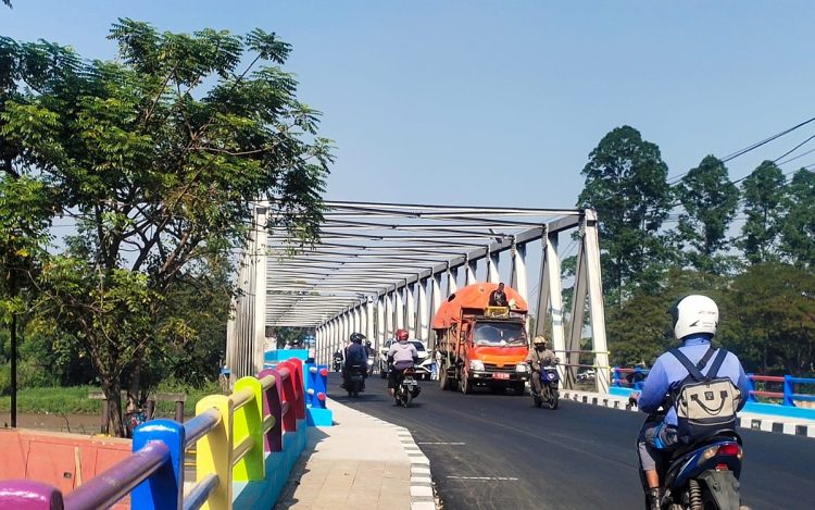 Sejumlah kendaraan melintas di Jembatan Pintu Air 10. (SAM)