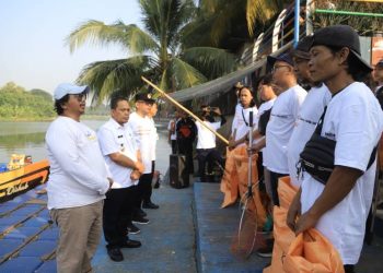 Pj Walikota Tangerang Ikutan Bebersih Sungai Cisadane