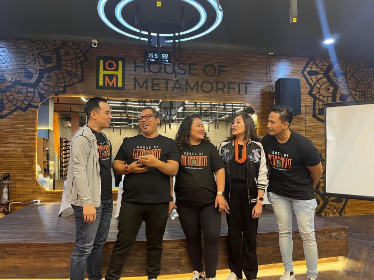 Data dari Pusat kebugaran keluarga milik
lokal Indonesia, House of Metamorfit (HOM), menyatakan 80% anggota gim yang mereka miliki didominasi perempuan, dan di atas itu terdapat 400 anggota anak-anak aktif terdaftar di HOM Kids Academy. Sesi sharing menghadirkan (kiri ke kanan), - Antony Lambean sebagai Founder & Investor; Tasori Wasra sebagai Founder & Chief Executive Officer; Jeanekewaty Sindy Niode sebagai Founder & Chief Marketing & Operational Officer; Rosdiana Setyaningrum MPsi, MHPEd sebagai Psikolog Keluarga, dan Adam Yudhitiyo sebagai Founder & Chief Program Personal Trainer & Classes.