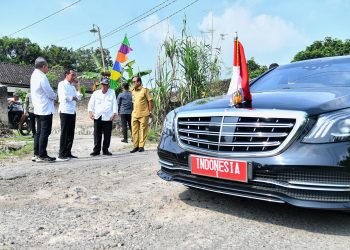Momen Presiden Jokowi Berhenti Mendadak Cek Jalan Rusak di Lampung Selatan