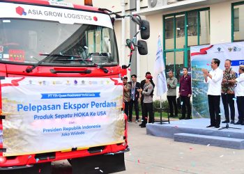 Presiden Jokowi Lepas Ekspor Perdana 16 Ribu Pasang Sepatu ke Amerika Serikat