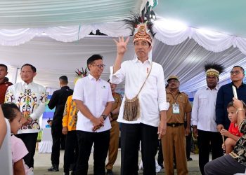 Presiden dan Ibu Iriana Tinjau Pemberian Vaksin Polio di Jayapura