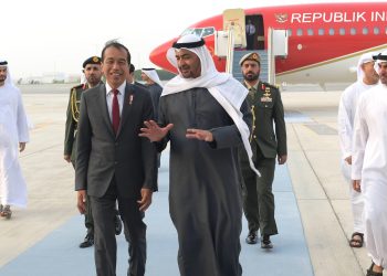 Tiba di Abu Dhabi, Presiden Jokowi Disambut Langsung Presiden MBZ di Bandara Zayed