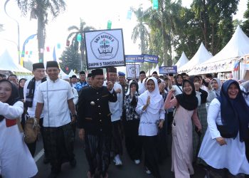 Pj Walikota Tangerang Bersama Ribuan Peserta Antusias Ikut Jalan Sehat Sarungan