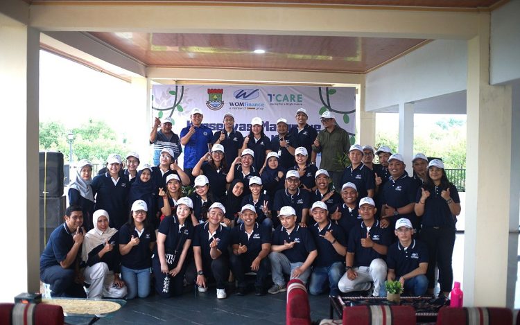 WOM Finance foto bersama usai penanaman pohon mangrove di Pantai Tanjung Pasir.