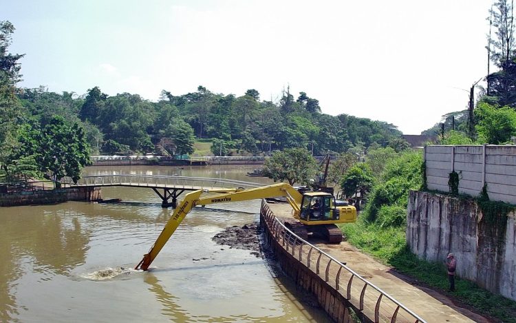 Pengerukan Sungai Jaletreng segman inlet Tandon Jaletreng.