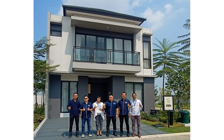 Jajaran Paramount Petals foto bersama di rumah contoh Klaster Lily. (RIZ)