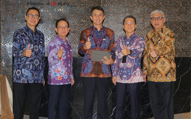 Hafid Hadeli, Wakil Direktur Utama, PT Bank Danamon Indonesia Tbk (kiri), Muljono Tjandra, Direktur Keuangan, PT Bank Danamon Indonesia Tbk (kedua dari kiri), Daisuke Ejima, Direktur Utama, PT Bank Danamon Indonesia Tbk (tengah), Dadi Budiana, Direktur Manajemen Risiko, PT Bank Danamon Indonesia Tbk (kedua dari kanan) dan Honggo Widjojo Kangmasto, Wakil Direktur Utama, PT Bank Danamon Indonesia Tbk (kanan)