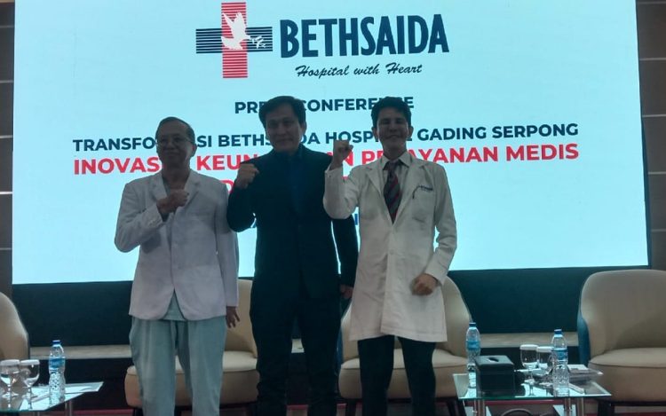 kiri ke kanan: dr. Ong Tjandra, dr. Pitono Yap, Prof. dr. Dasaad Mulijono foto bersama usai memberikan keterangan pers. (RIZ)