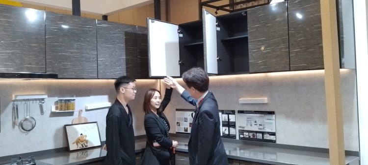 General Manager Overseas Business Strategy Office Takara Standard, Toichi Ishiyama (kanan) menunjukkan produk HORO.