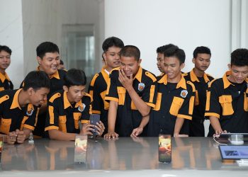 SMKN 4 Kota Tangerang Diajak Melihat Langsung Proses Produksi Handphone OPPO